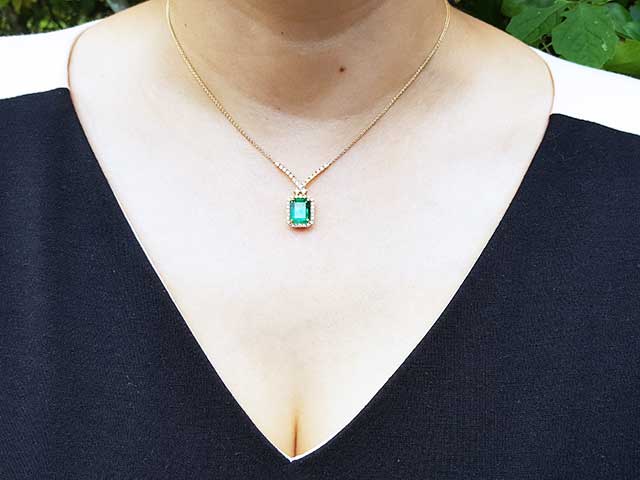 Halo square emerald necklace