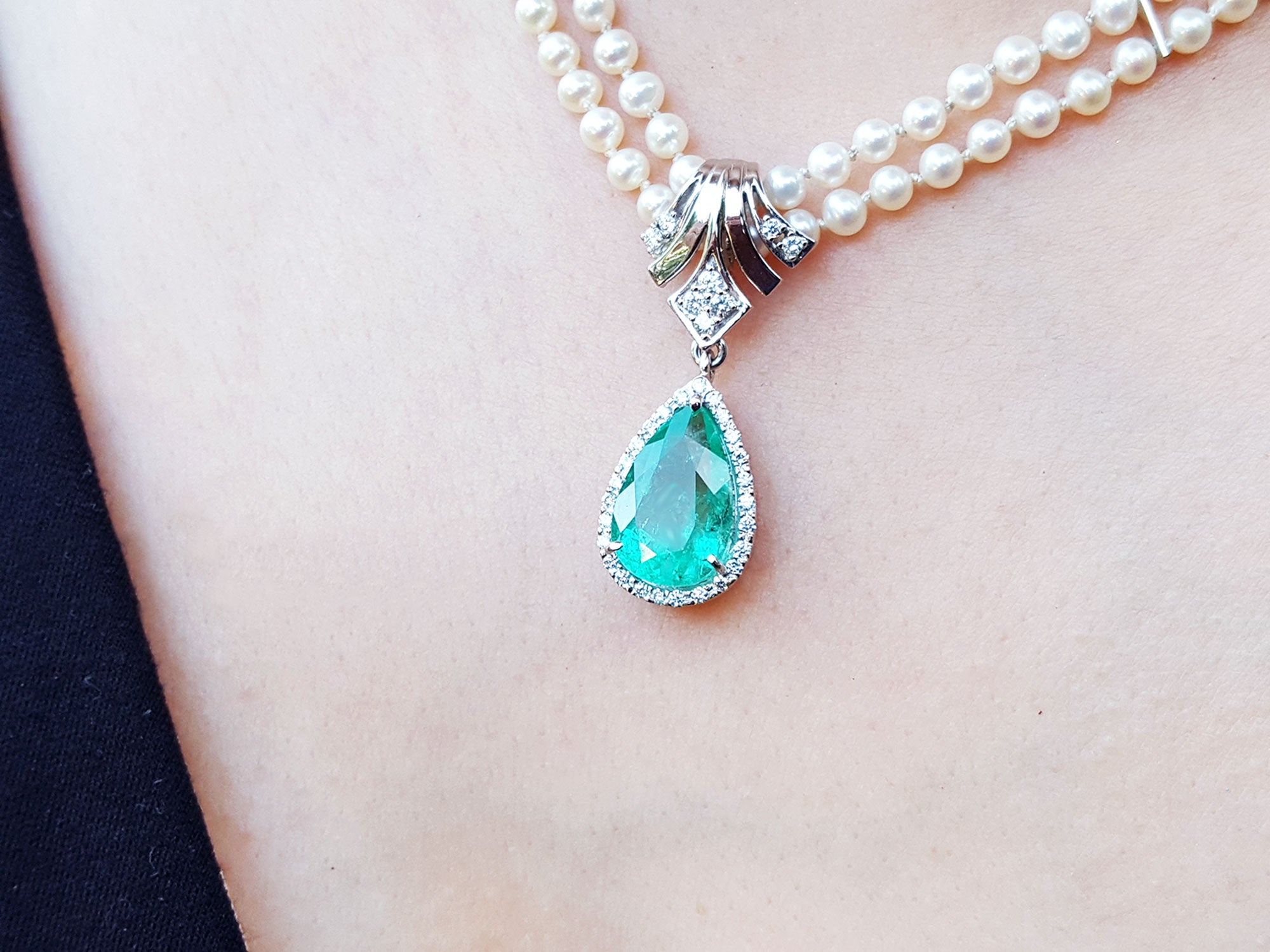 White gold emerald enhancer necklace