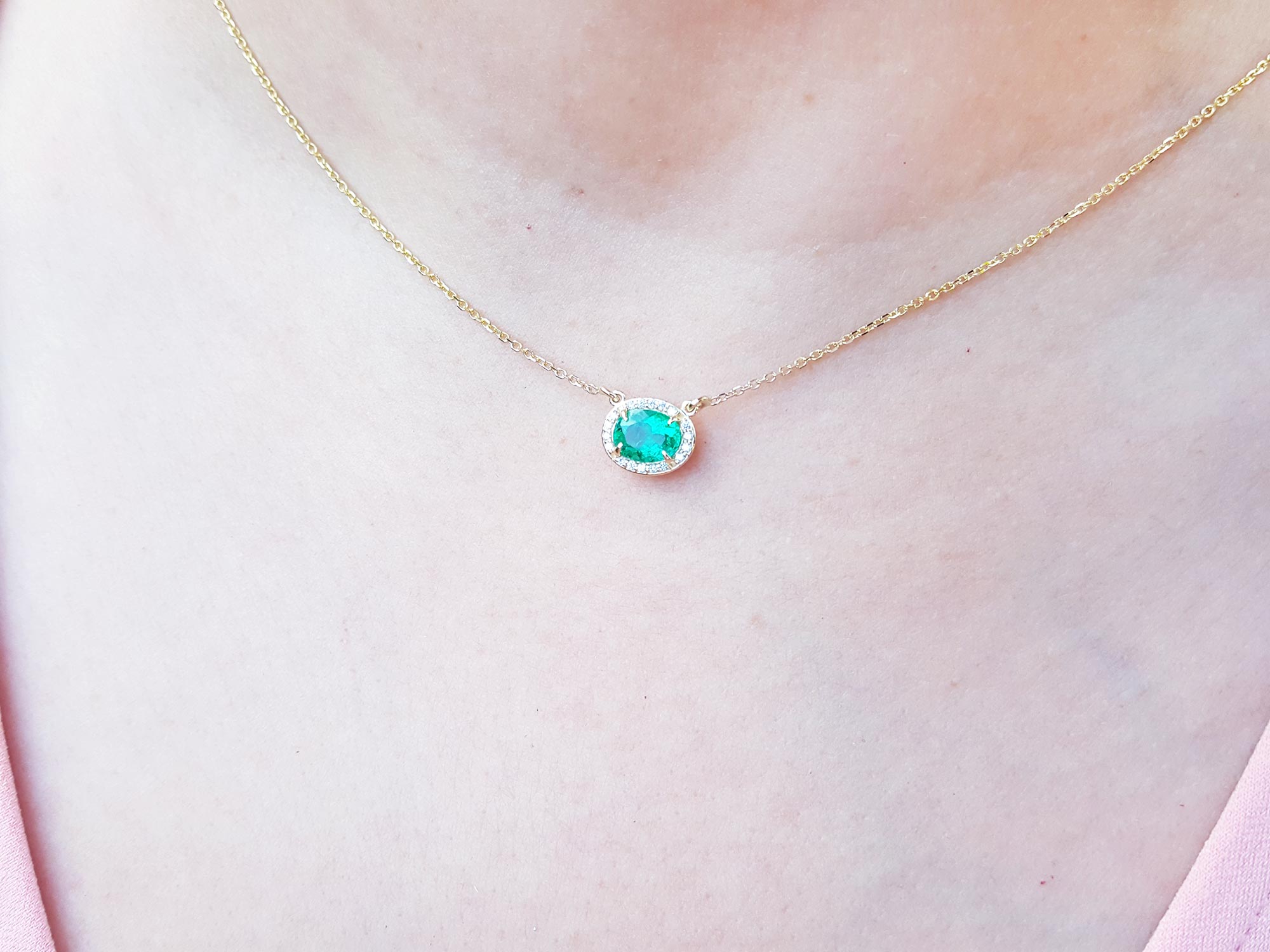 Yellow gold emerald necklace