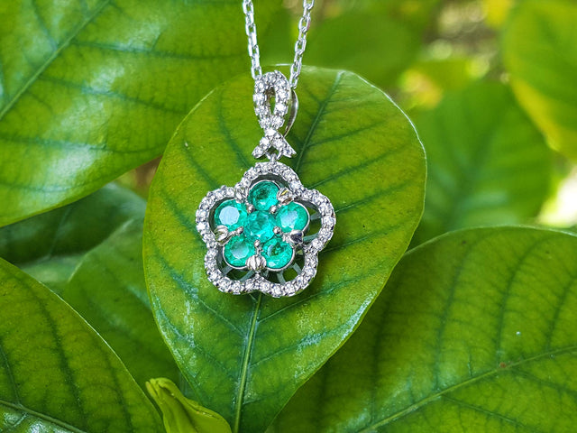 Four petals emerald cluster necklace