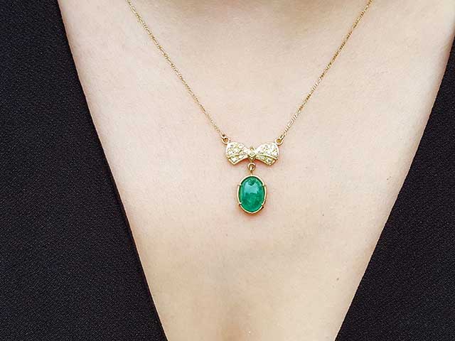 Genuine bow tie cabochon emerald necklace