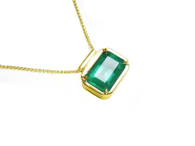 Unique emerald gold solitaire necklace