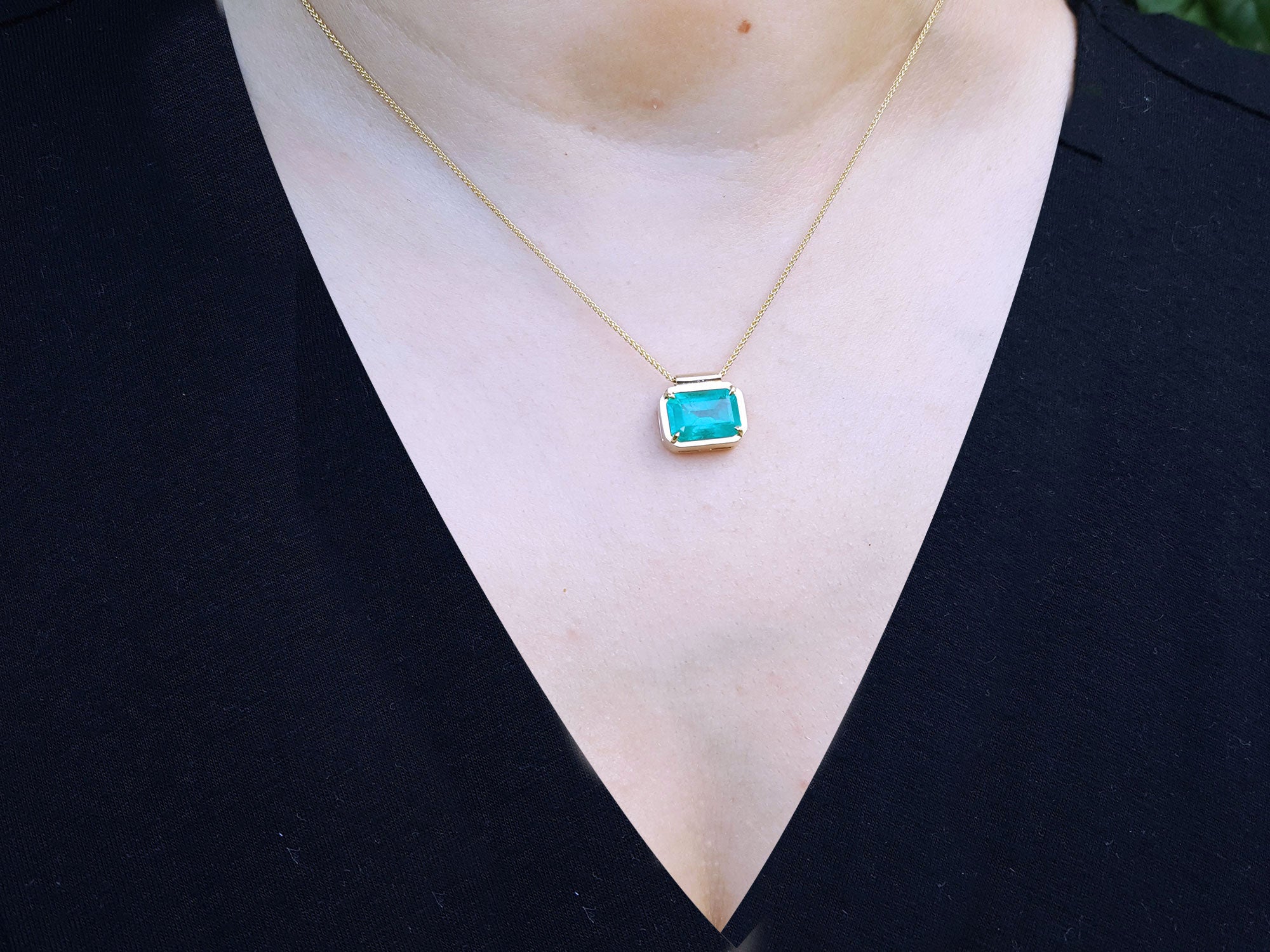 Yellow gold Emerald solitaire necklaces