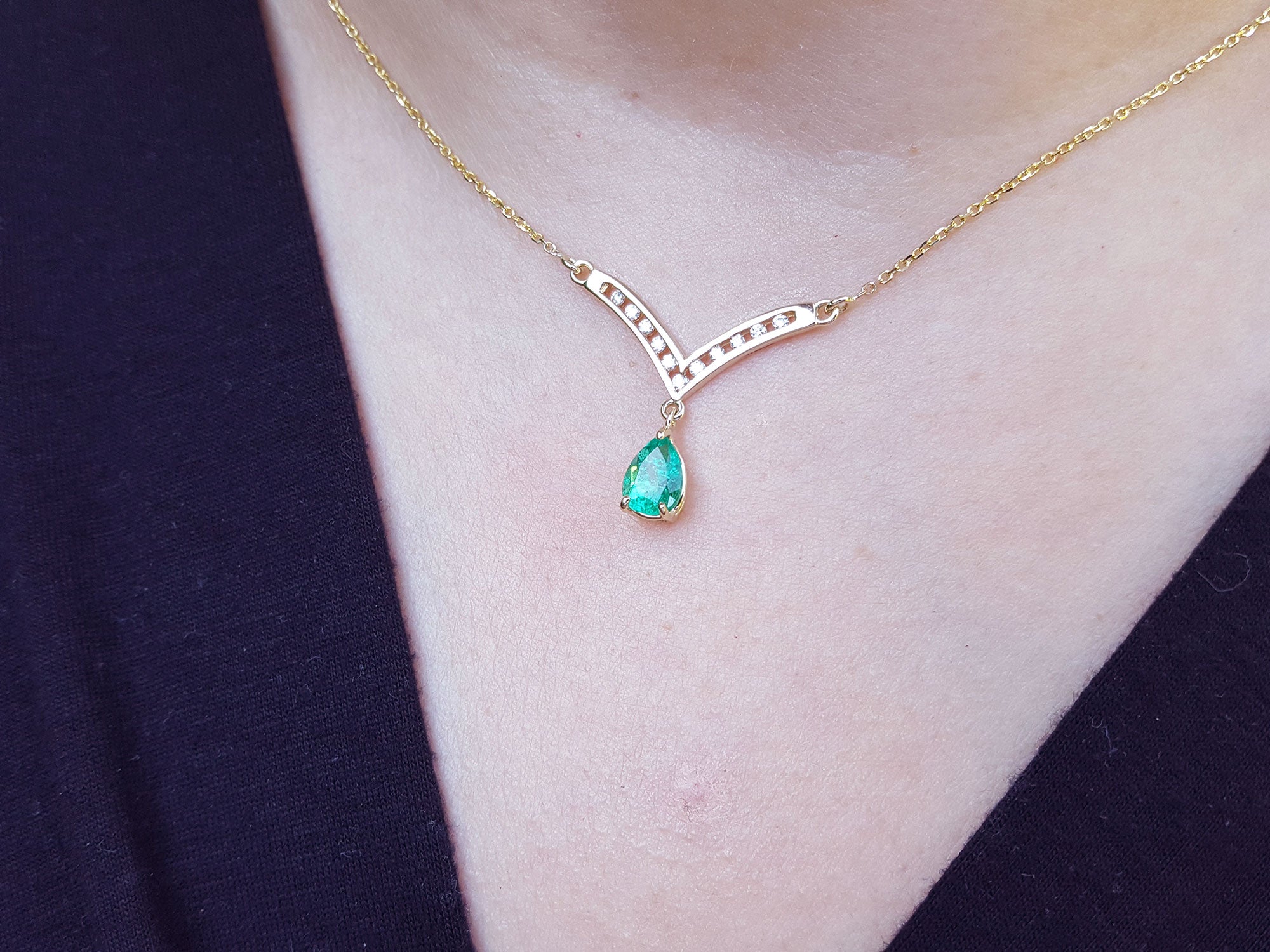 Yellow gold Emerald necklaces for sale