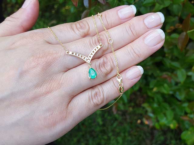 Solid gold pear shaped emerald necklace