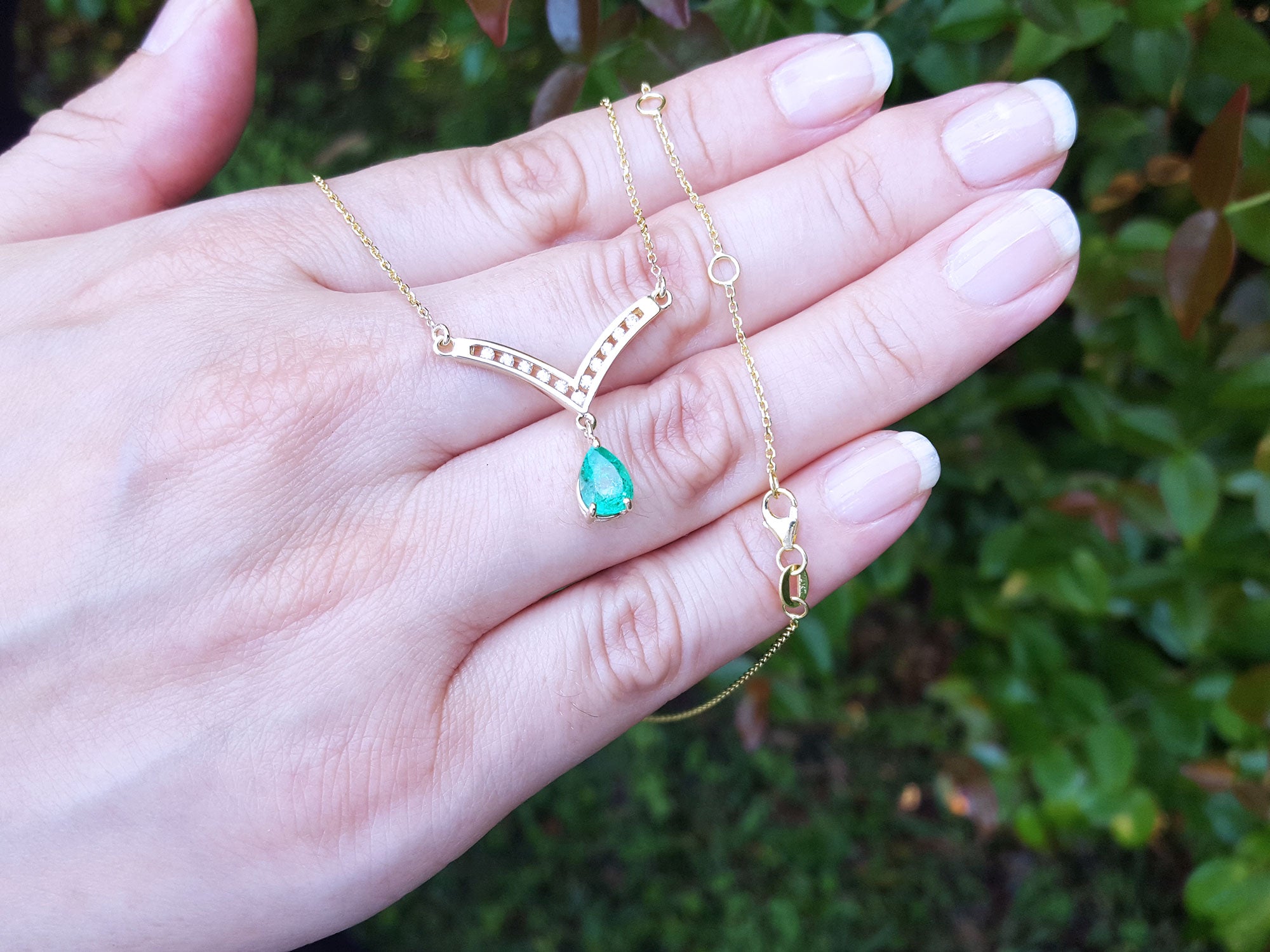 Dangle Emerald necklaces for sale