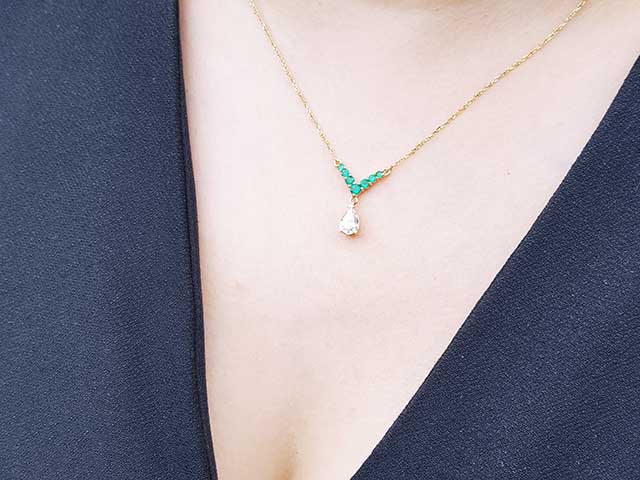 Natural emerald diamond necklace