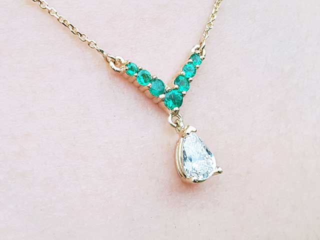 Green fire emerald diamond necklace