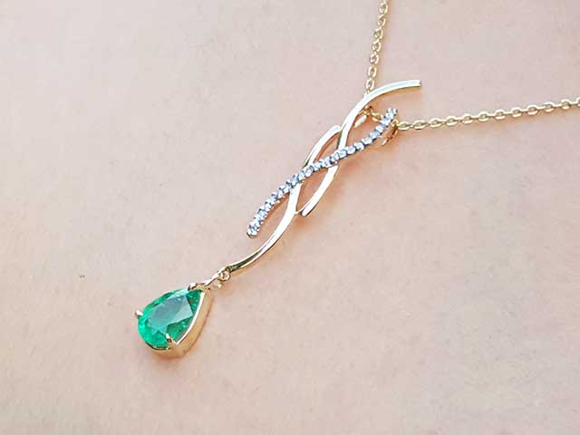 Solid yellow gold emerald necklace