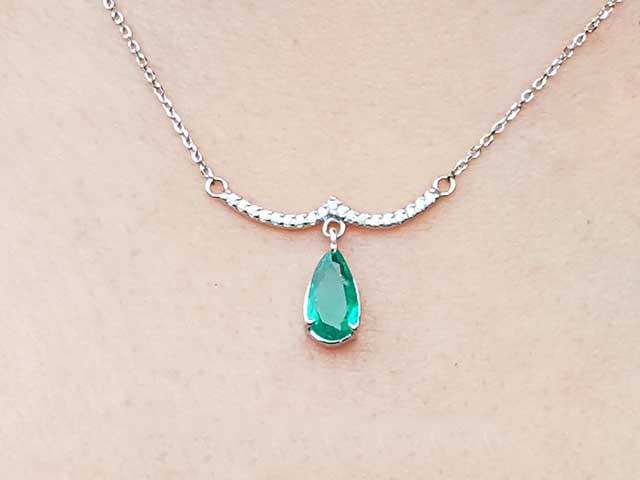 Emerald and diamond gold necklace