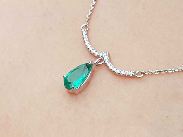 Pear cut emerald white gold necklace