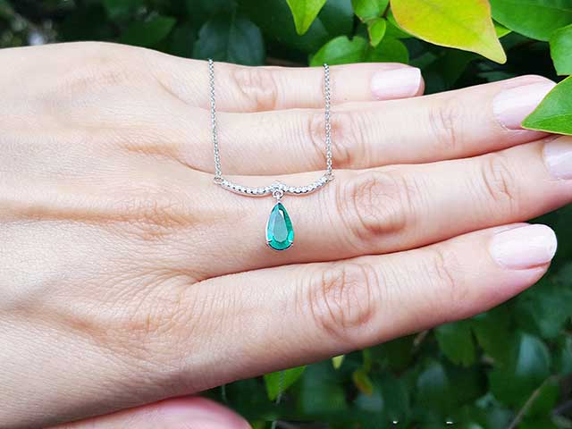 Natural emerald pear cut necklace