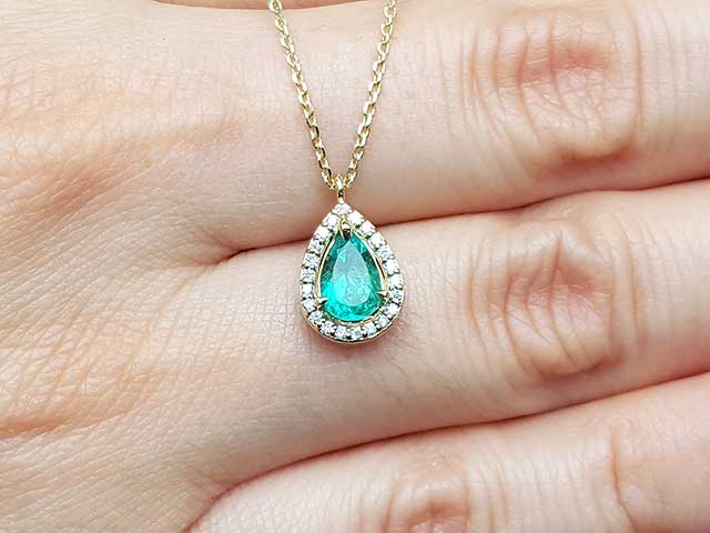 Emerald jewelry gift for mother’s day