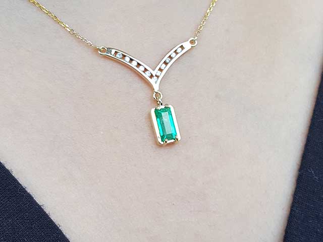 Yellow gold emerald necklace