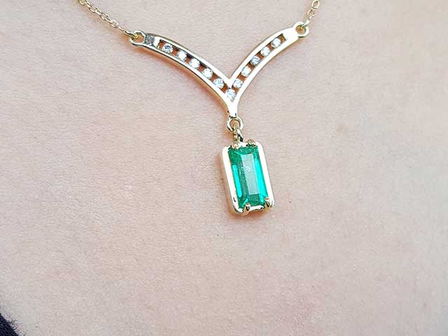 Mother’s day emerald necklace