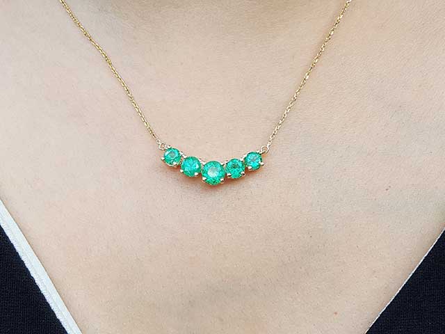 Gold and emeralds jewelry for mother’s day