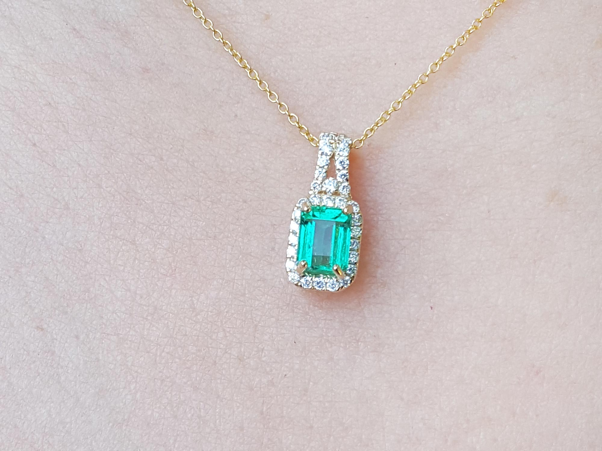 Yellow gold emerald necklace