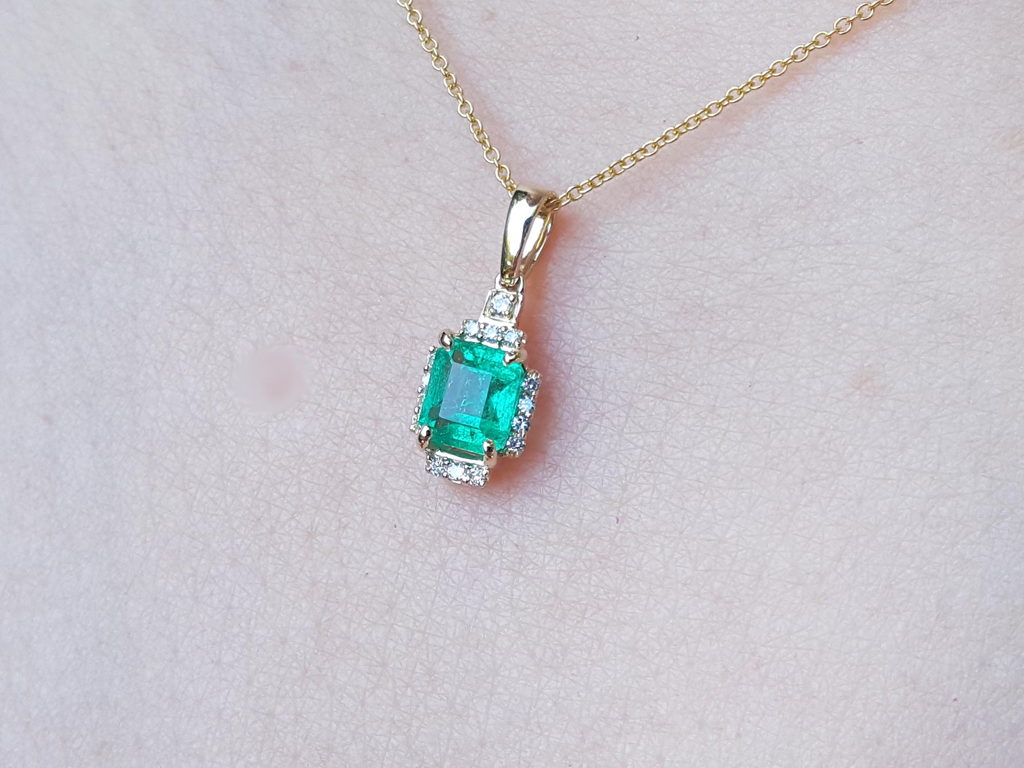 Natural emerald necklace