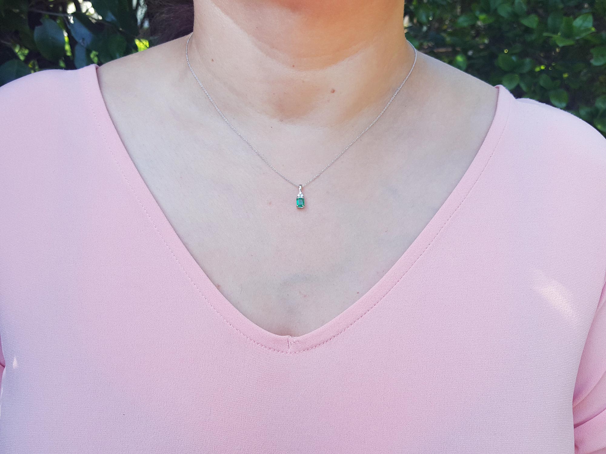 White gold emerald necklace