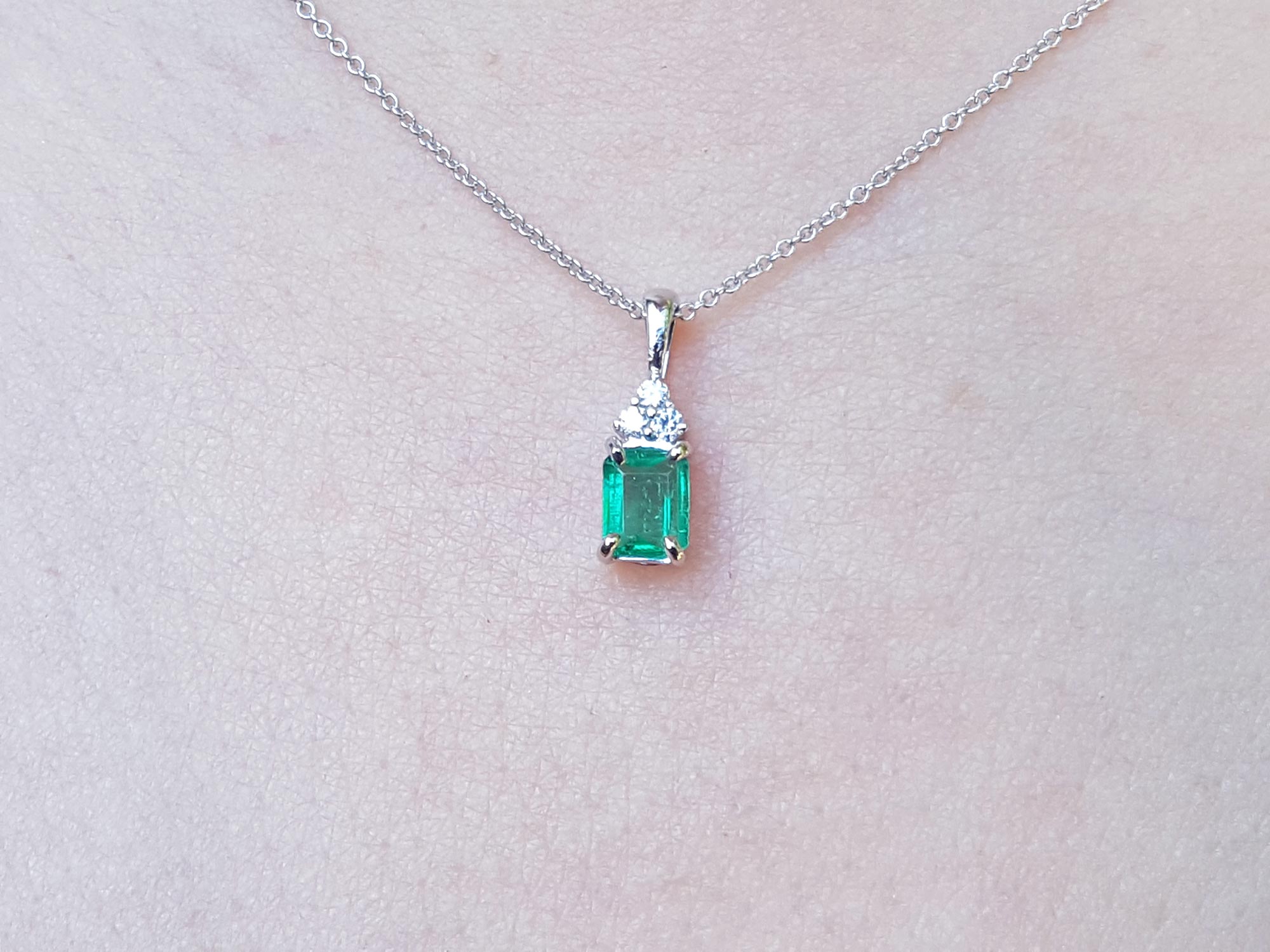 White gold emerald necklace