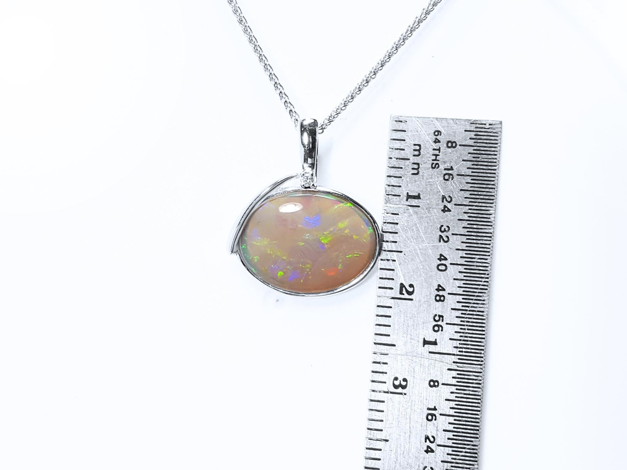 Opal pendant white gold
