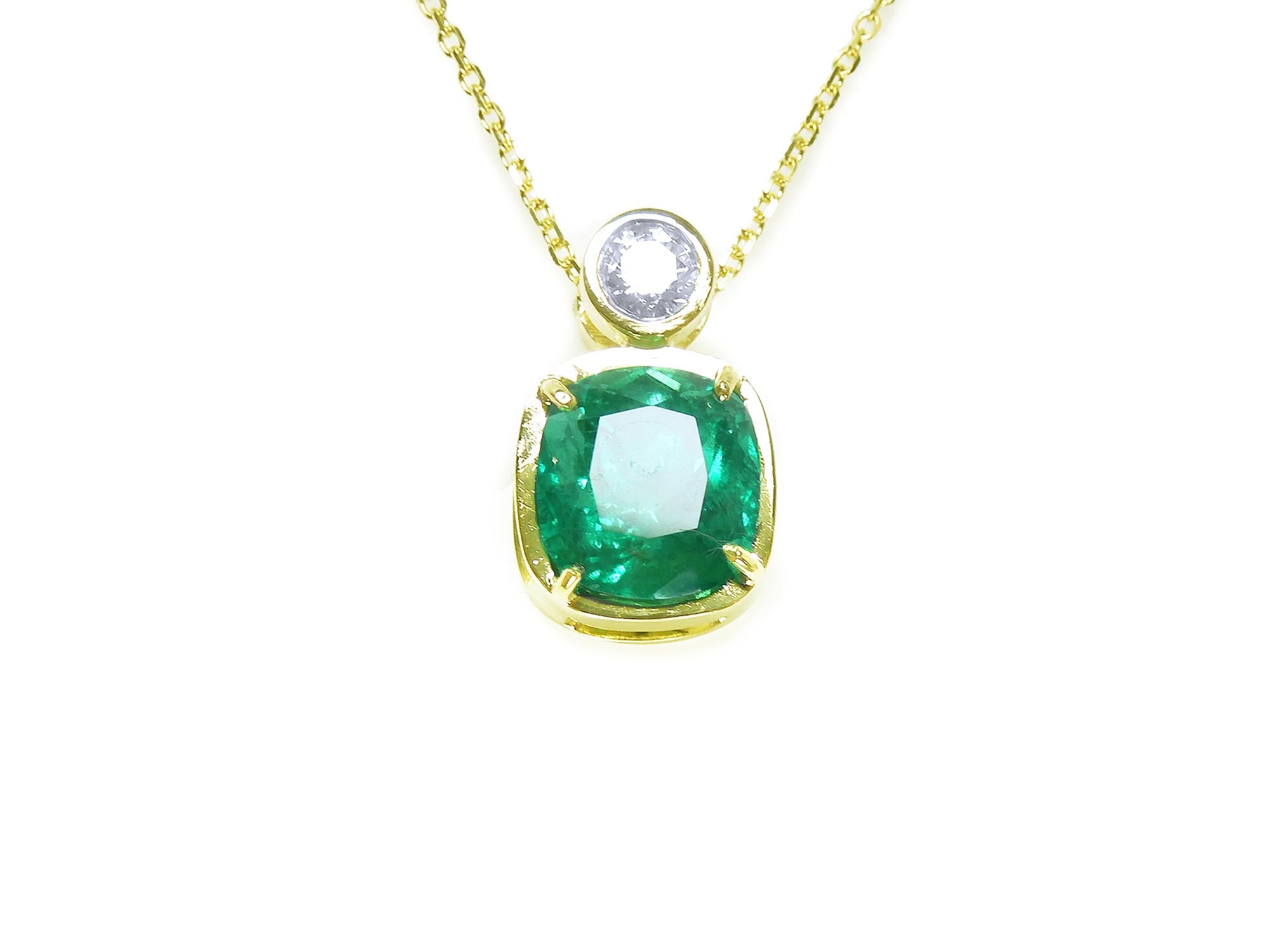 Emerald pendant fine jewelry