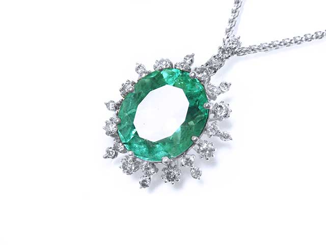 White gold emerald pendant