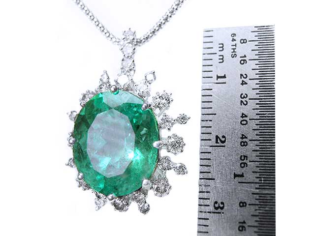 Emerald jewelry gift for mother’s day