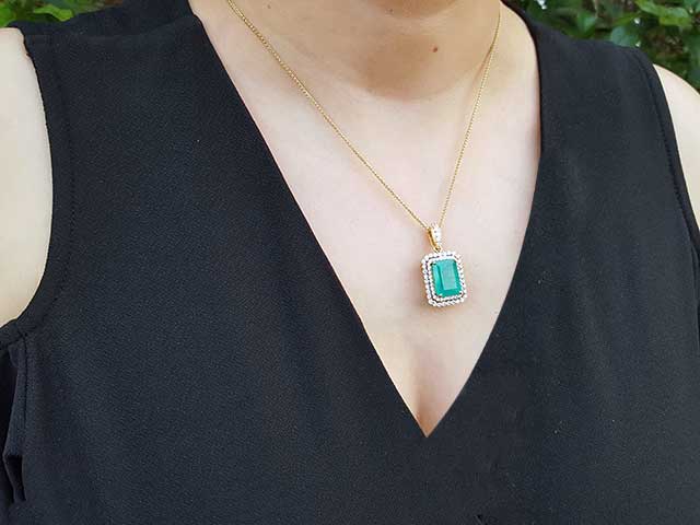 Emerald pendant in yellow gold