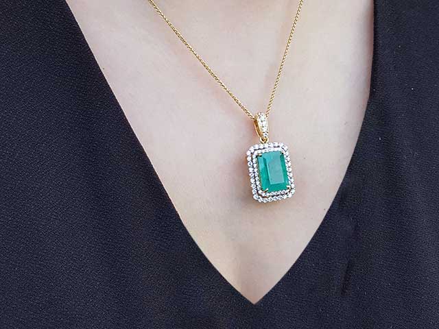 18k yellow gold emerald pendant