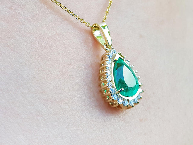 Halo diamonds emerald pendant