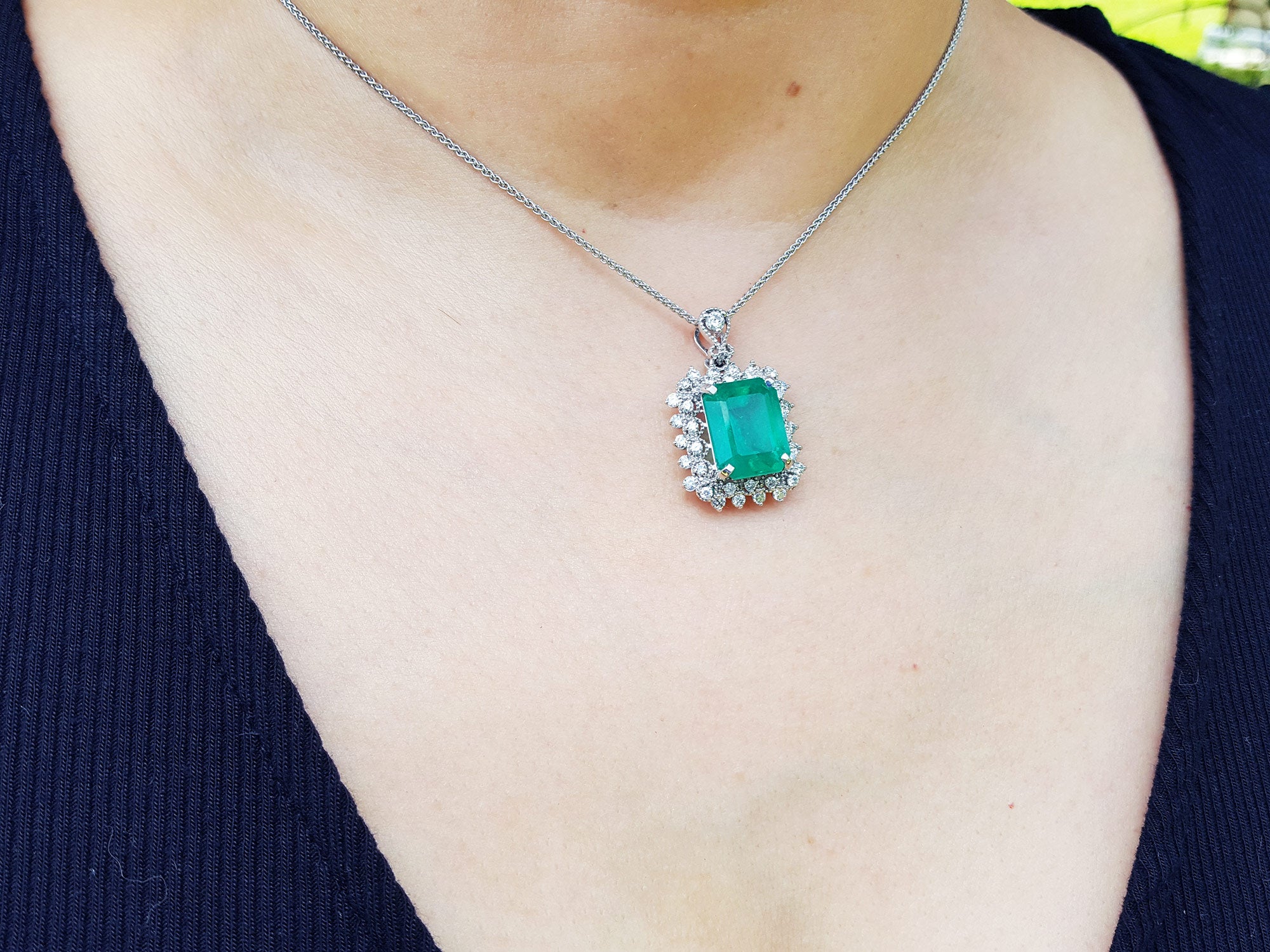 White gold emerald pendant