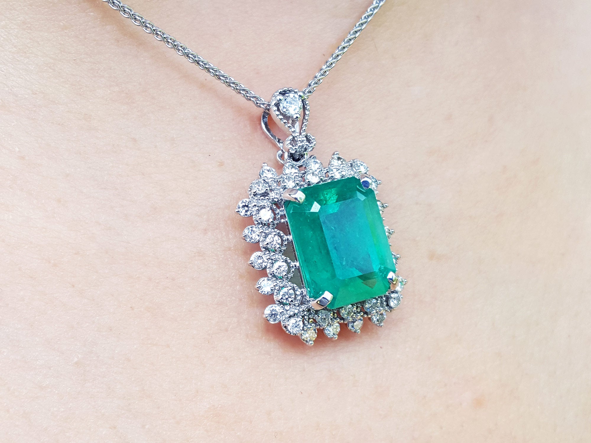 women’s emerald pendant