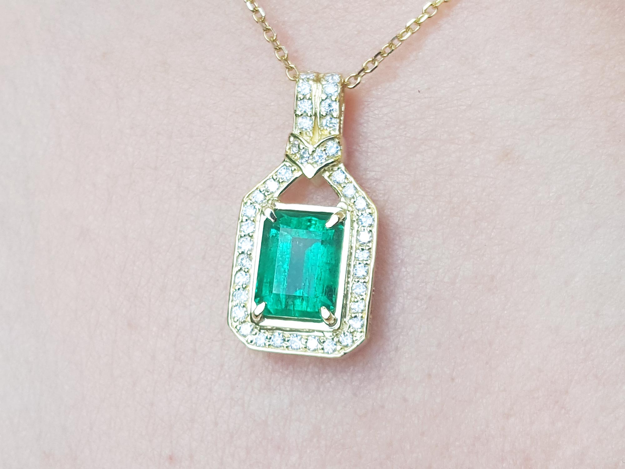 18K yellow gold emerald pendant