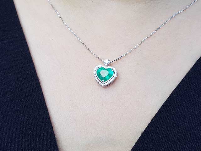 Emerald pendant heart cut