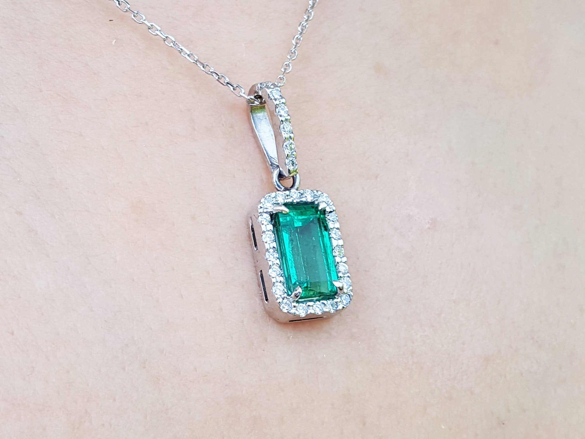 Bridal&#39;s Emerald jewelry for her