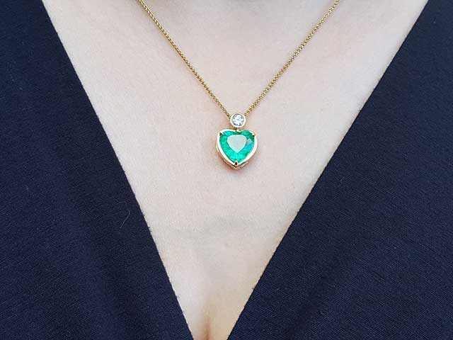 Gold and emeralds jewelry for mother’s day