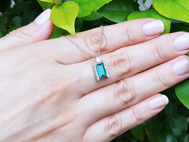 Mother’s day jewelry with real emeralds