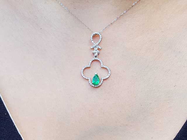Lucky emerald clover pendant necklace