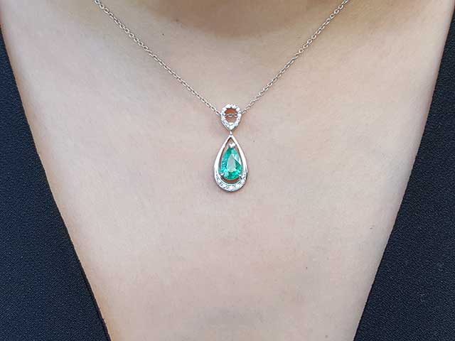 Slider dangling emerald pendant