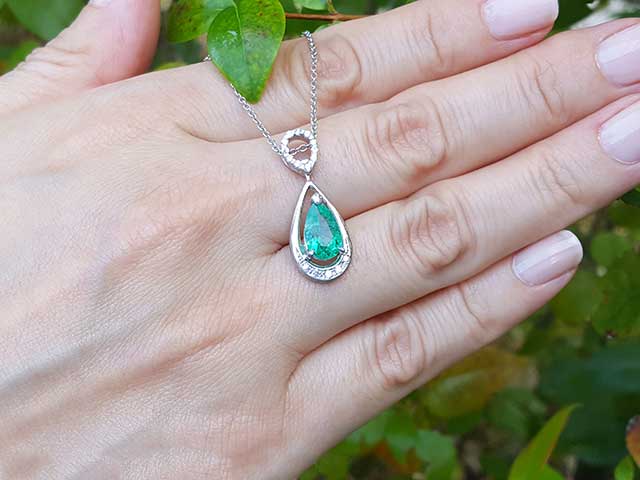 Emerald jewelry gift for mother’s day