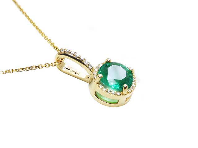 Round emerald pendant necklace