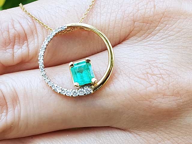 Colombian emerald circle pendant necklce