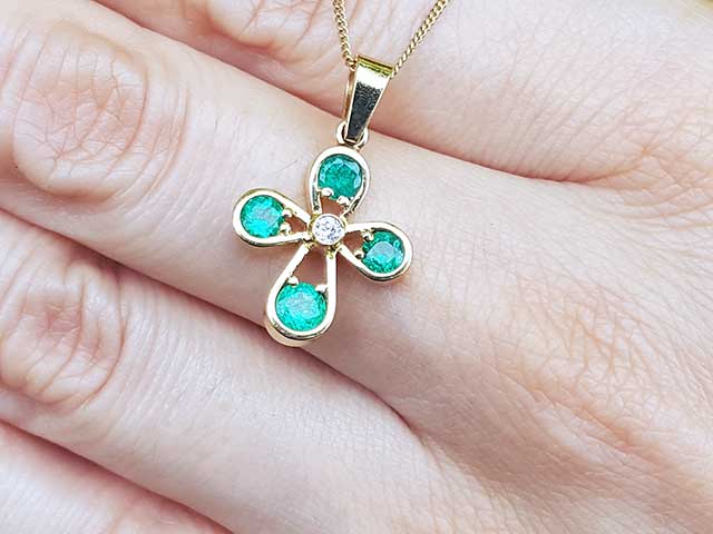 Solid yellow gold pendant with emeralds