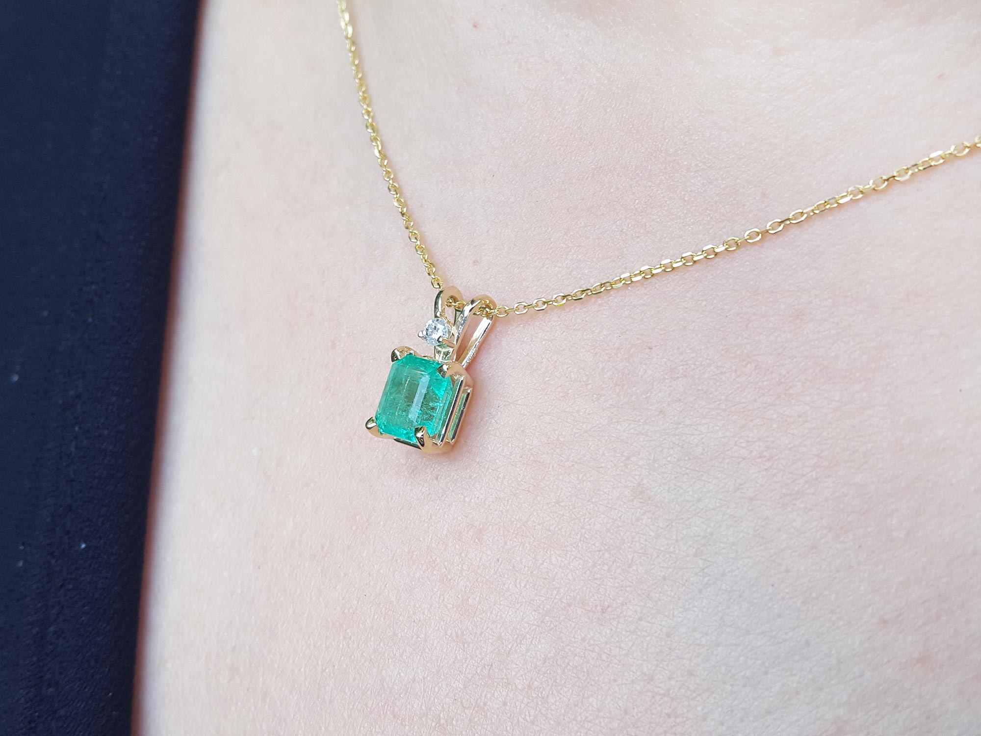 women’s emerald pendant, 