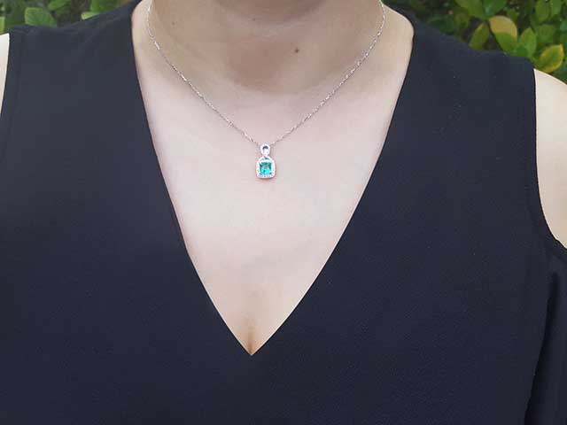 Fine quality emerald pendant necklace