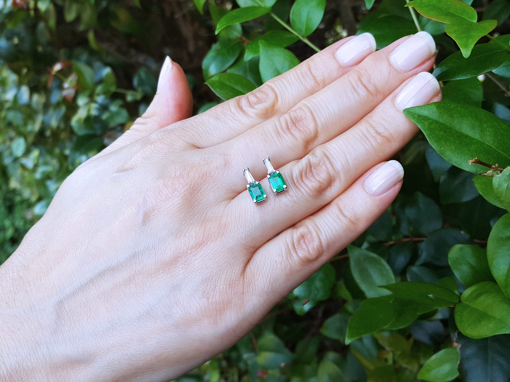 Bridal&#39;s birthday Emerald and baguette diamond earrings 