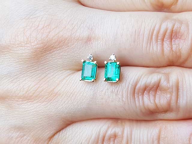 Emerald and round diamonds earrings