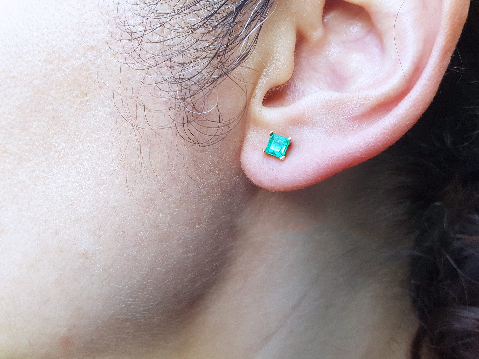 Women&#39;s emerald stud earrings