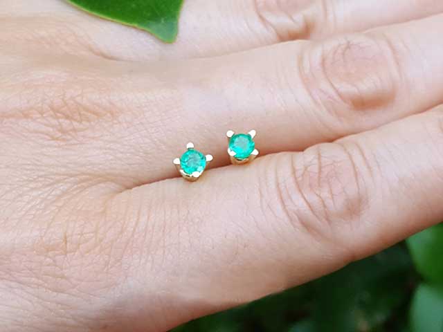 Round emerald girls stud earrings